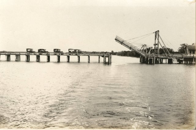 ftmyersbridgecrescentbeach1920s.jpg