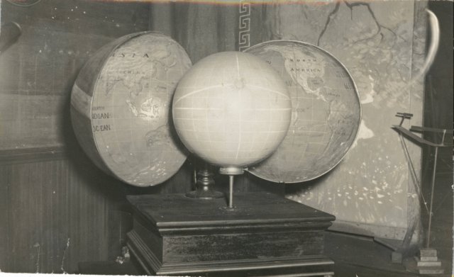 hollowearthglobe01.jpg