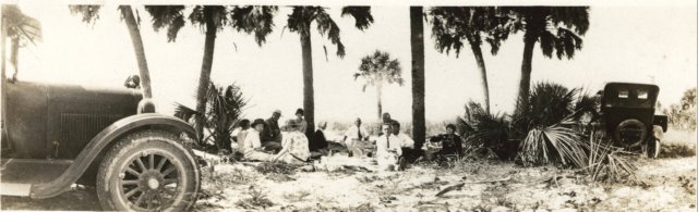 unknownpeopleonthebeachcirca1920s.jpg