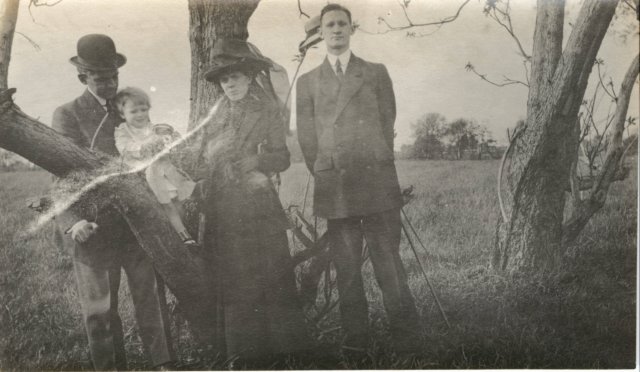 andrewsfamilyphoto14mrmrsprixebrinkleyphilaabt1913.jpg