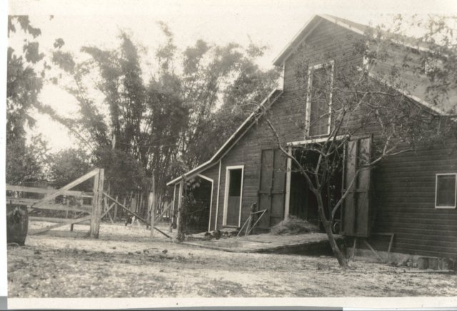 barnreareastleenbuilt1926.jpg